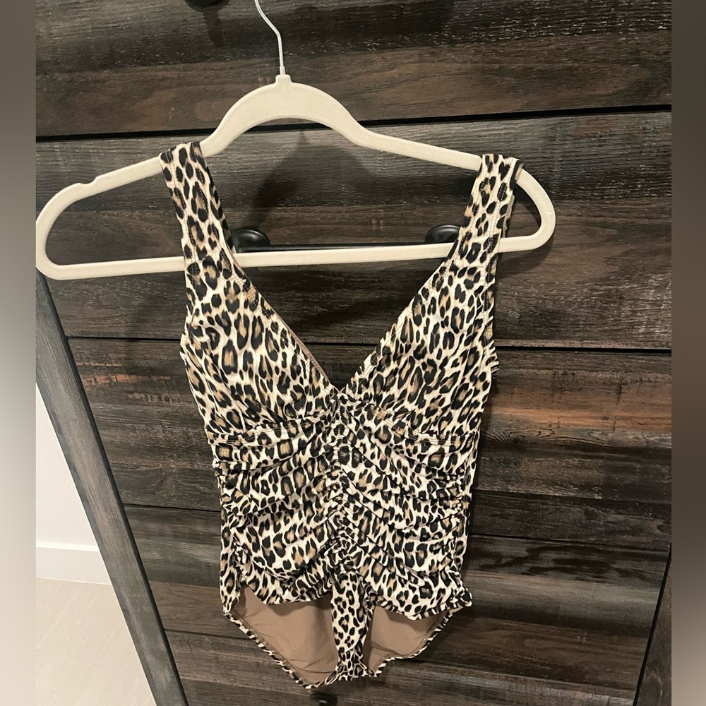 Tommy Bahama’s Leopard Print One-Piece Swimsuit size 6
